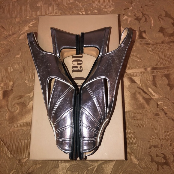 Silver leather sandals. - Picture 3 of 16